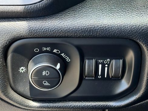 Used 2021 RAM 1500 Laramie w/ Sport Appearance Package AWD/4WD image 18