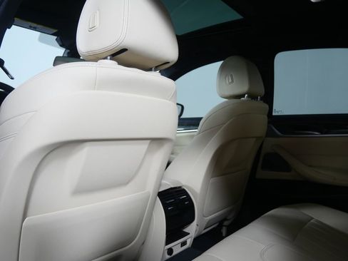 Used 2023 BMW 530i w/ Premium Package image 17