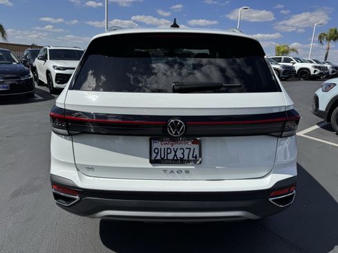 Used 2025 Volkswagen Taos SE FWD image 9
