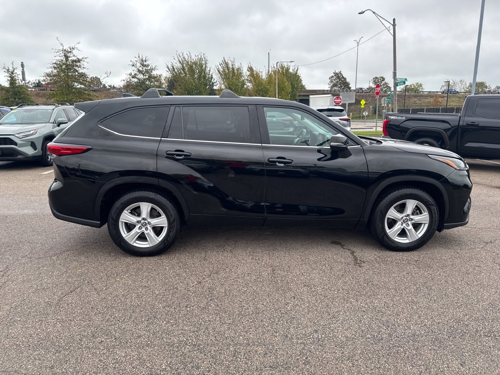 Used 2023 Toyota Highlander LE FWD image 11