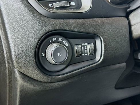 Used 2022 Jeep Renegade Latitude w/ Convenience Group image 10