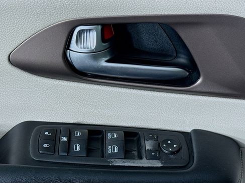 Used 2021 Chrysler Voyager Lxi FWD image 41