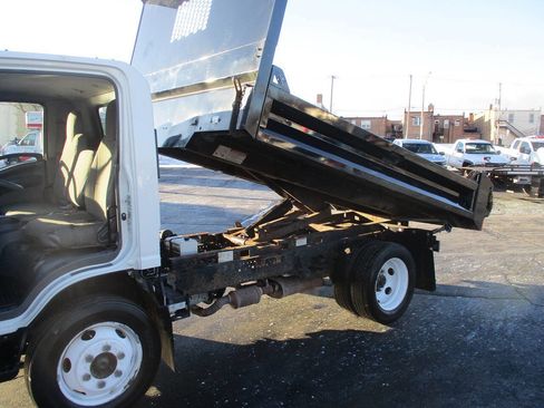 Used 2019 Isuzu NPR image 21