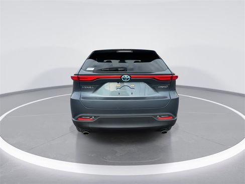 Used 2022 Toyota Venza XLE image 7