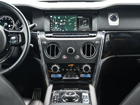 Used 2023 Rolls-Royce Cullinan image 28