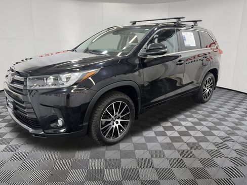 Used 2017 Toyota Highlander SE AWD/4WD image 4