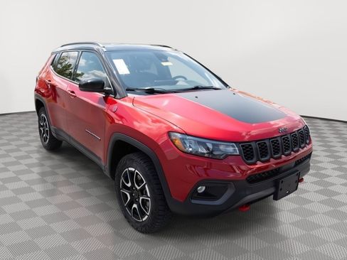 Used 2025 Jeep Compass Trailhawk AWD/4WD image 3