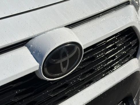 Used 2020 Toyota RAV4 XLE w/ Convenience Package FWD image 9