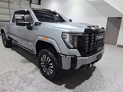 Used 2025 GMC Sierra 2500 Denali Ultimate AWD/4WD image 3
