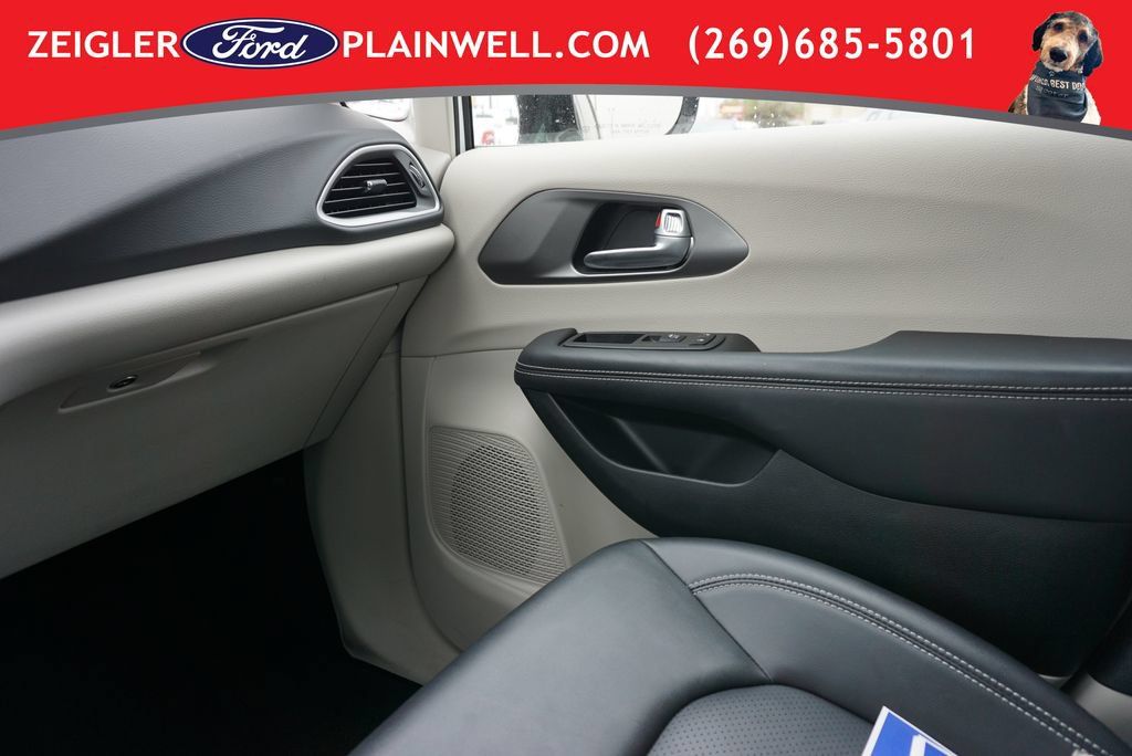 Used 2024 Chrysler Pacifica Touring-L FWD image 34
