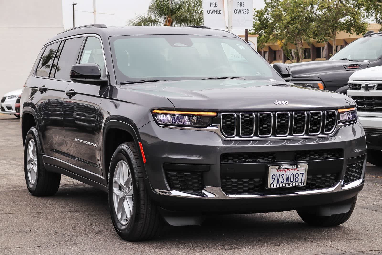 Used 2025 Jeep Grand Cherokee L Laredo RWD image 3