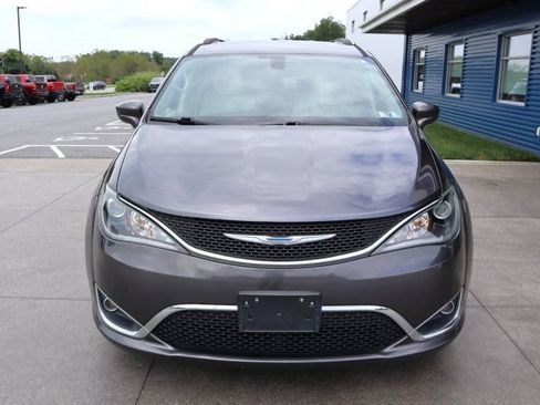 Used 2018 Chrysler Pacifica Touring-L FWD image 4