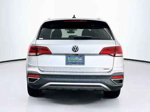 Used 2022 Volkswagen Taos SE w/ Panoramic Sunroof Package AWD/4WD image 7