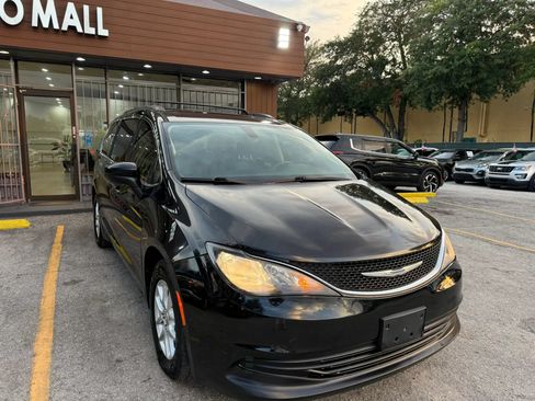 Used 2020 Chrysler Voyager Lxi FWD image 3