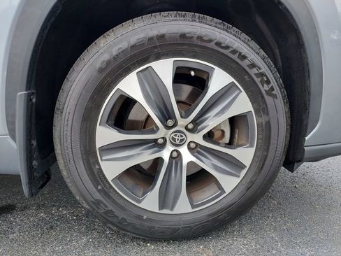 Used 2022 Toyota Highlander XLE AWD/4WD image 35