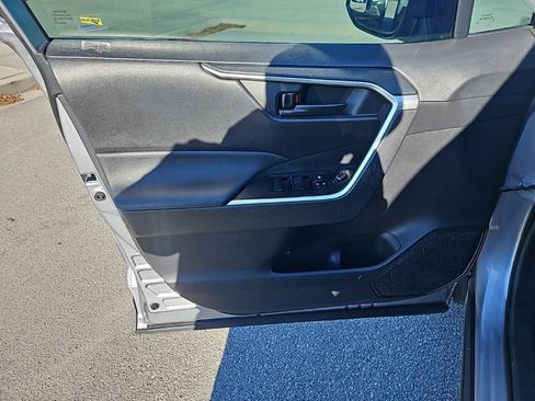 Used 2021 Toyota RAV4 LE image 10