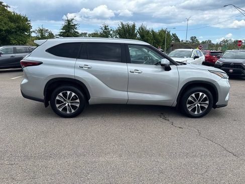 Used 2024 Toyota Highlander XLE AWD/4WD image 11