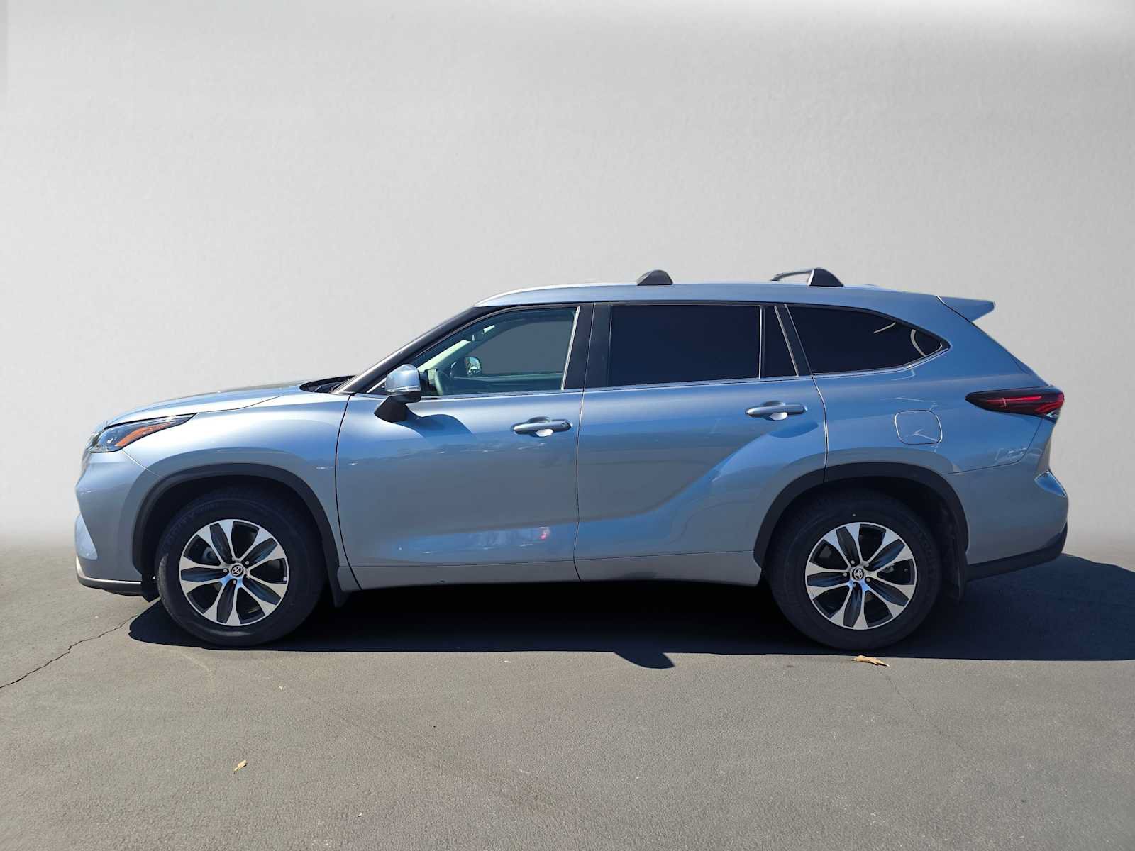 Used 2024 Toyota Highlander XLE FWD image 6