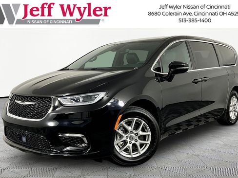 Used 2025 Chrysler Pacifica Select FWD image 1