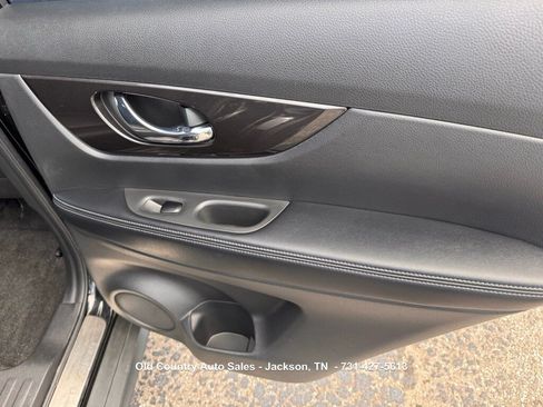 Used 2019 Nissan Rogue SV w/ Premium Package FWD image 13