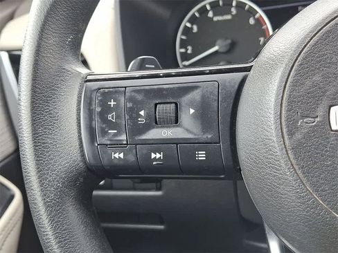Used 2023 Nissan Rogue SV image 17