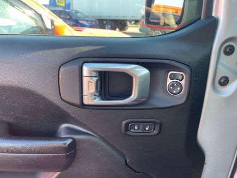 Used 2022 Jeep Gladiator Willys image 16