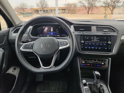 Used 2024 Volkswagen Tiguan SE image 6