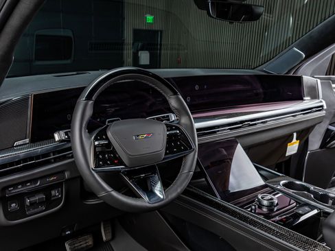 Used 2026 Cadillac Escalade ESV V image 17