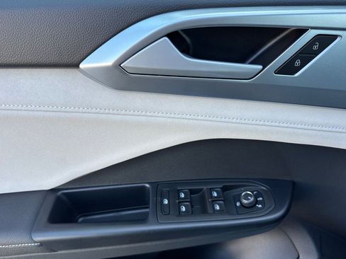 New 2025 Volkswagen Taos SE image 9