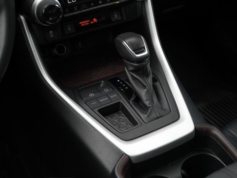 Used 2020 Toyota RAV4 Limited FWD image 25