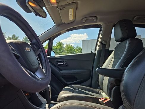 Used 2018 Chevrolet Trax LT w/ LT Convenience Package AWD/4WD image 27
