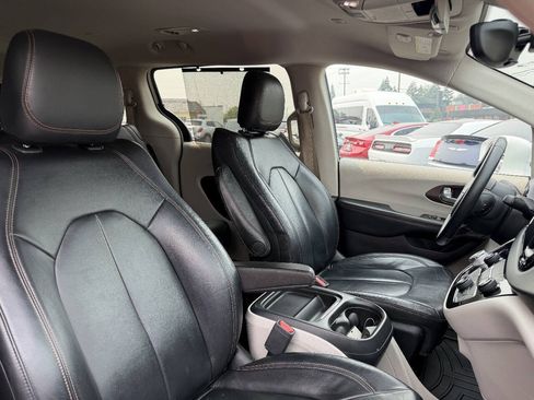 Used 2017 Chrysler Pacifica Touring-L w/ Tire & Wheel Group FWD image 8