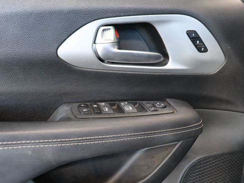 Used 2023 Chrysler Pacifica Touring-L w/ S Appearance Package FWD image 14
