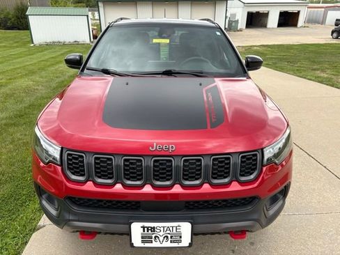 Used 2025 Jeep Compass Trailhawk AWD/4WD image 2