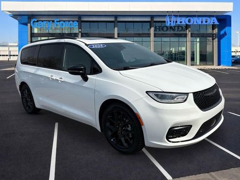 Used 2025 Chrysler Pacifica Limited image 1