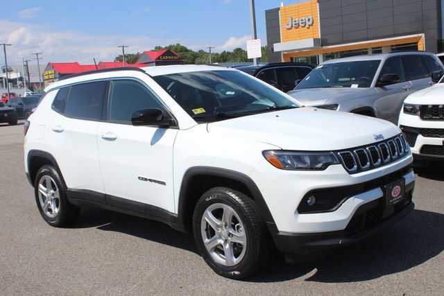 Used 2024 Jeep Compass Latitude AWD/4WD image 1