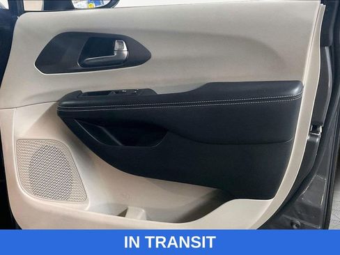 Used 2023 Chrysler Pacifica Touring-L image 30