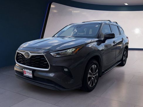 Used 2020 Toyota Highlander XLE AWD/4WD image 1