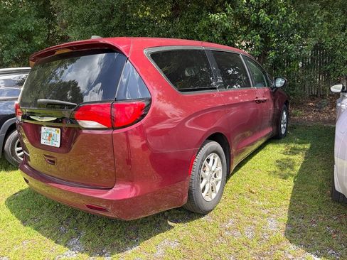Used 2022 Chrysler Voyager LX FWD image 3