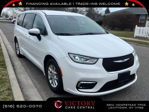 Used 2023 Chrysler Pacifica Touring-L image 3