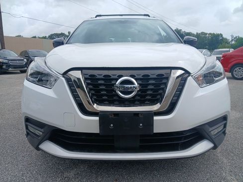 Used 2020 Nissan Kicks SR w/ SR Premium Package FWD image 2