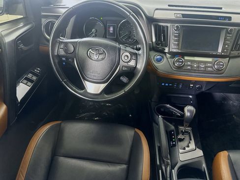 Used 2018 Toyota RAV4 SE AWD/4WD image 17