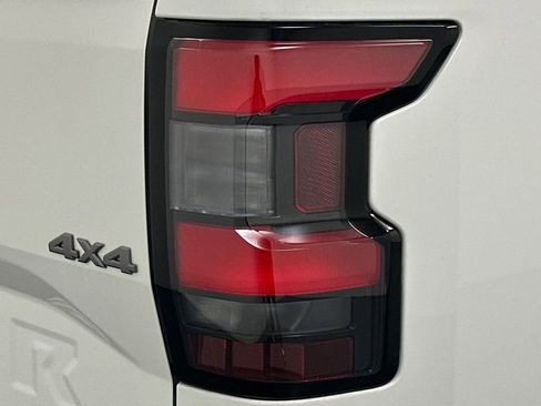 Used 2025 Nissan Frontier SV w/ SV Convenience Package image 23