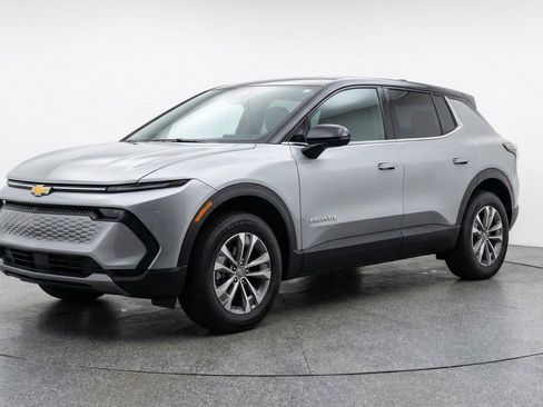 Used 2025 Chevrolet Equinox LT image 3