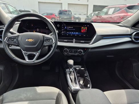 Used 2025 Chevrolet Trax LT w/ LT Convenience Package FWD image 24