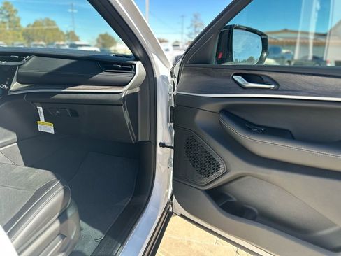 New 2026 Jeep Grand Cherokee Altitude image 9