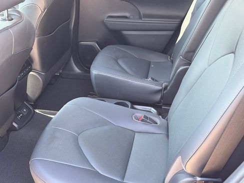 Used 2021 Toyota Highlander Limited FWD image 11