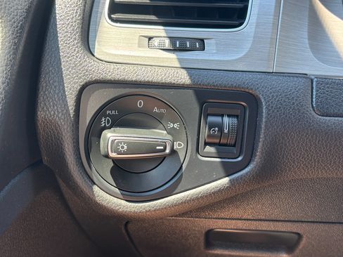 Used 2016 Volkswagen Golf SE FWD image 16