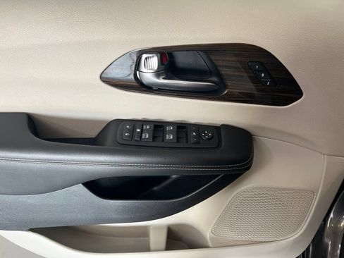 Used 2023 Chrysler Pacifica Limited FWD image 51