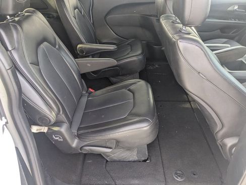 Used 2025 Chrysler Pacifica Select image 19